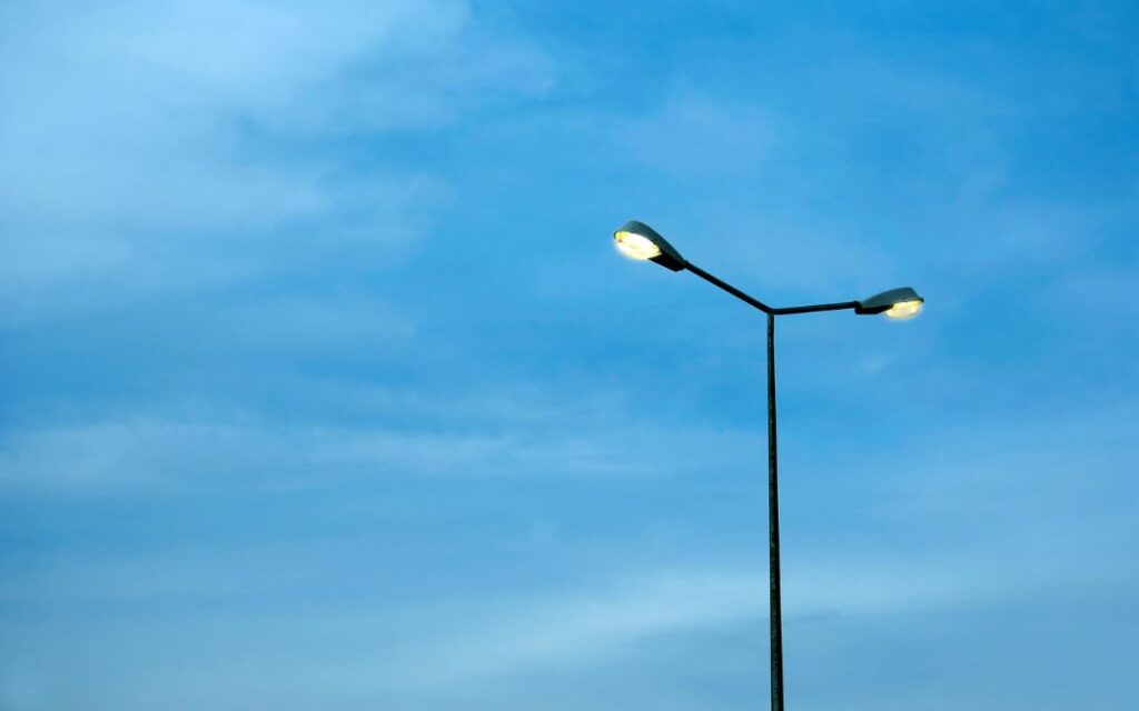 Las luminarias LED permiten reducir hasta en un 50% el consumo de energía de las grandes ciudades. ¡Conoce cómo se implementa esta tecnología!