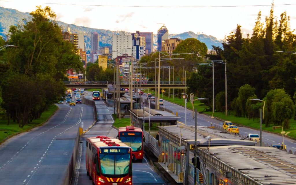 El Pico y Placa es una de las muchas iniciativas alrededor del mundo que buscan desincentivar el uso de vehículos particulares.